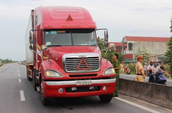 Xe container hất văng CSGT xuống đường: Khởi tố tài xế tội giết người