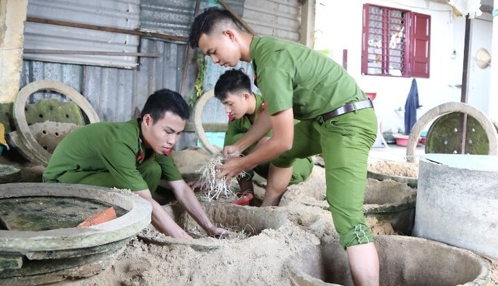 Sinh viên cảnh sát xắn áo, đội nắng giúp dân Quảng Nam