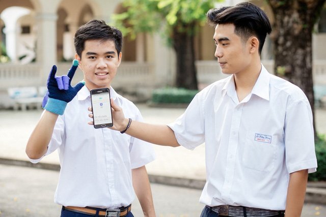 2 nam sinh 10X Sài Gòn sáng tạo 'Găng tay chuyển ngữ' giúp người câm điếc có thể nói chuyện bằng lời