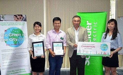 Hai sinh viên ‘biến’ nước thải nhà vệ sinh công cộng thành điện chiếu sáng