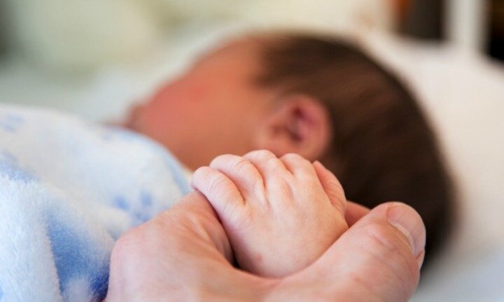 Chuyện bố mẹ thụ tinh nhân tạo nhưng không đẻ ra con ruột gây sốc