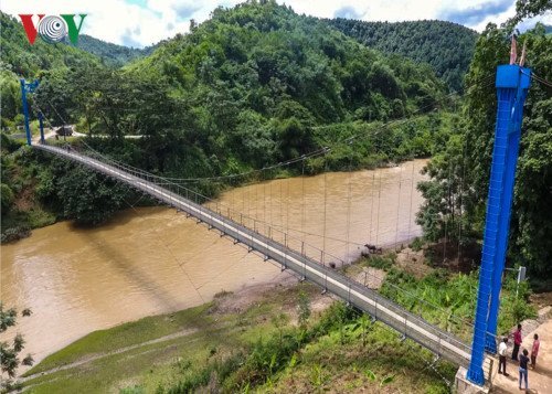 Có cầu mới, người dân không phải vượt sông dữ bằng mảng ở Yên Bái