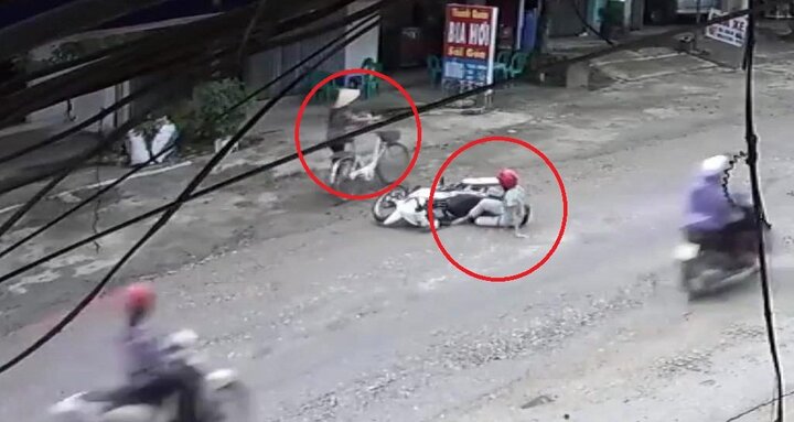 Qua đường gây tai nạn, người phụ nữ đi xe đạp dửng dưng bỏ đi như không có gì