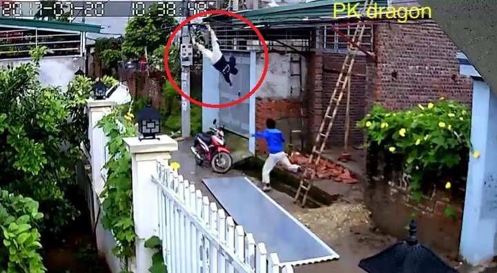 Sửa điện giữa trời mưa, bị điện giật ngã từ mái nhà xuống đất