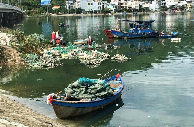 Tá hỏa phát hiện thi thể người đàn ông nổi trên mặt nước