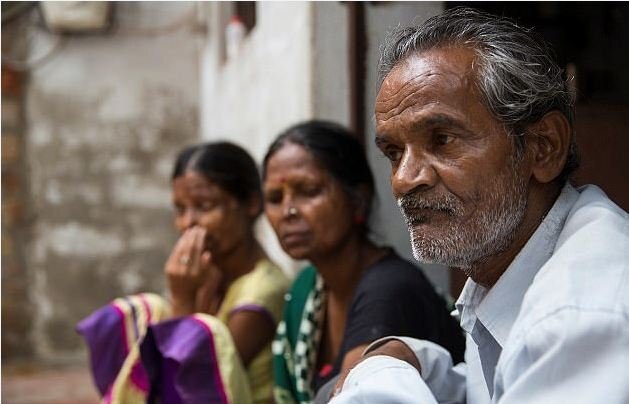 Xót xa cảnh mẹ và con gái vẫn phải sống với chồng nghiện rượu dù bị tạt axit