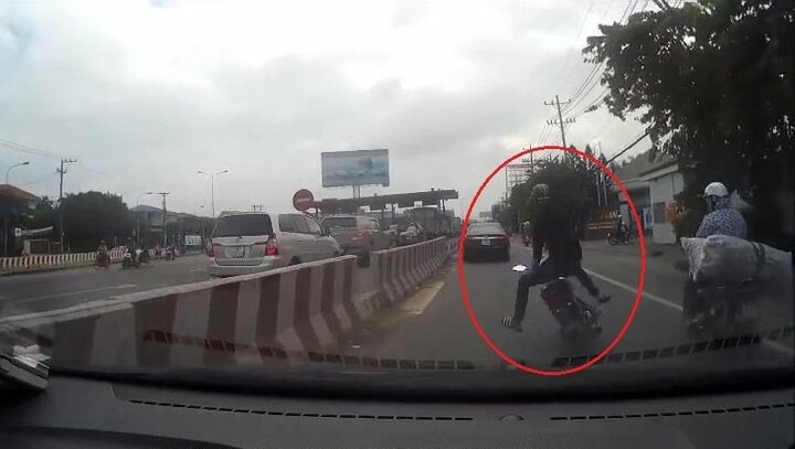 Thanh niên lạng lách 'thần sầu' trên phố đông và cái kết đắng