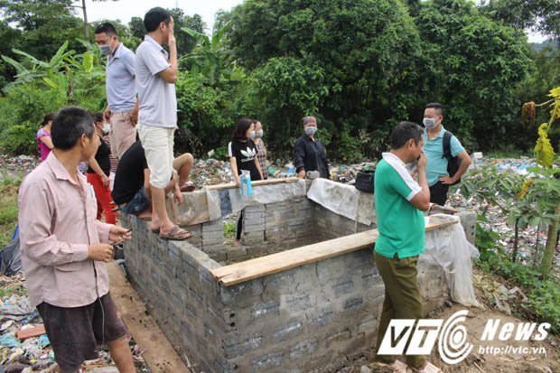 Đổ hàng chục tấn rác xuống suối ở Hà Giang: Xã xây 'lò' đốt rác thủ công rộng... 2m2