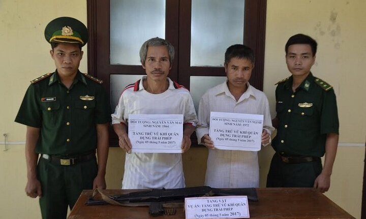 Bắt 2 anh em ruột mang AK-47 vào rừng săn thú