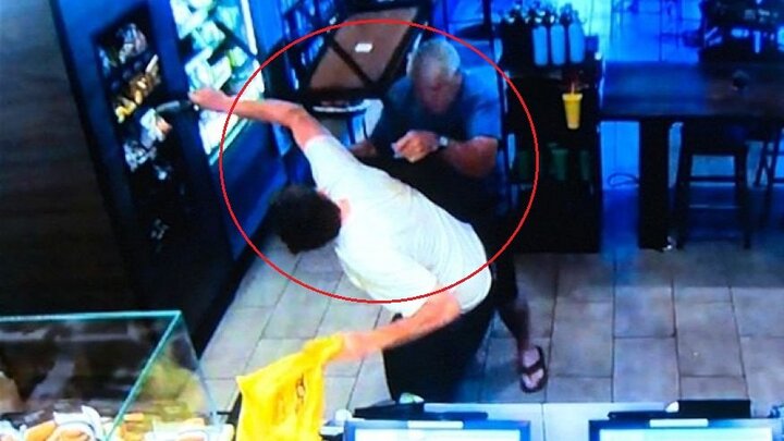 Tên cướp xông vào cửa hàng rút súng đe doạ nhân viên, bị hạ gục 'trong một nốt nhạc'