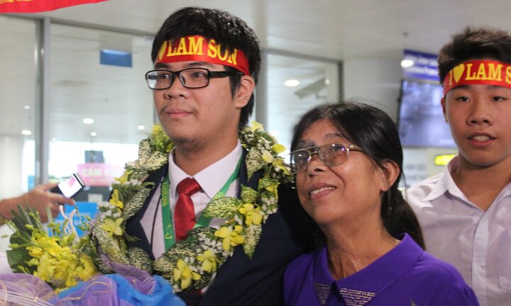 Người mẹ nghèo ôm hoa đón con giành HCV cuộc thi Olympic Toán quốc tế gây xúc động