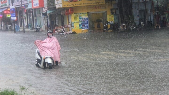 Tin mới bão số 4: Nhiều tuyến đường ở Huế ngập trong nước