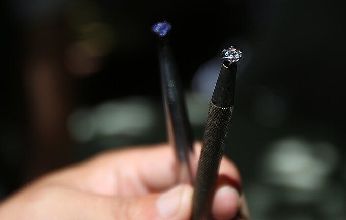Lạc vào chợ đá quý giữa lòng Hà Nội, chiêm ngưỡng đá quý giá hàng tỷ đồng