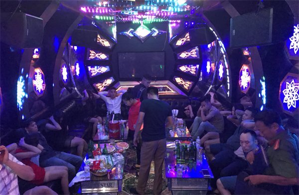 Đột kích 'động lắc' ở Hải Phòng, bắt hàng chục dân chơi đang bay lắc điên cuồng