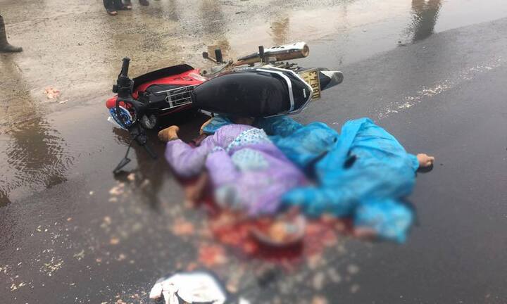 Xe máy va chạm container, cặp vợ chồng chết thảm trong mưa lớn