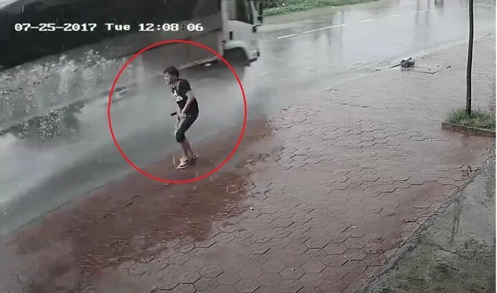 Nam thanh niên tiểu bậy ven đường và cái kết 'gậy ông đập lưng ông'