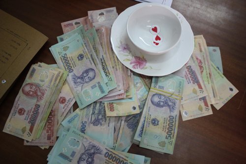 Video: Công an đột kích sòng 'xóc đĩa', vây bắt hàng chục con bạc đang sát phạt