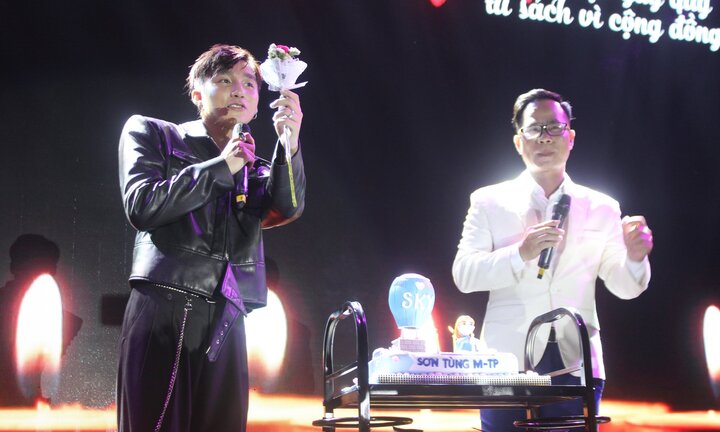 Sơn Tùng M-TP ‘đốt nóng’ đêm nhạc Happy Bee