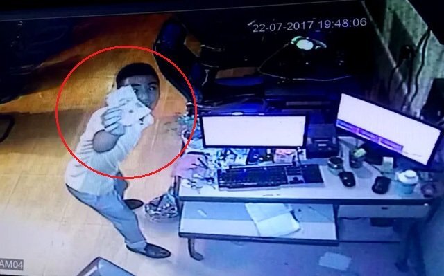 Vì sao nam thanh niên giơ tiền vẫy trước camera trong quán internet?