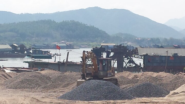 Chủ tịch tỉnh Hòa Bình đối thoại với dân về việc hàng trăm tàu hút cát gây bức xúc dư luận