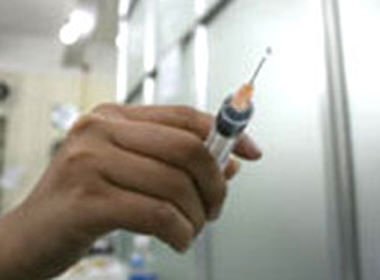 Cướp rút kim tiêm HIV hung hãn hăm họa đám đông vây bắt