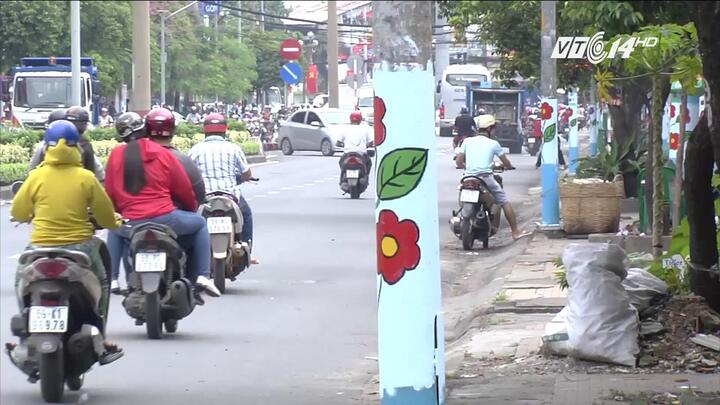 Lạ lùng hàng trăm cột đèn, trụ điện ở TP.HCM bỗng dưng 'nở hoa'