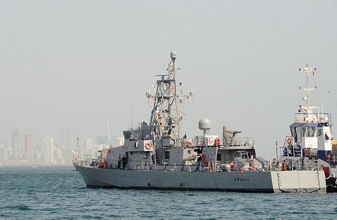 Bị tàu Iran 'khiêu khích' ở Vịnh Ba Tư, chiến hạm Mỹ nổ súng