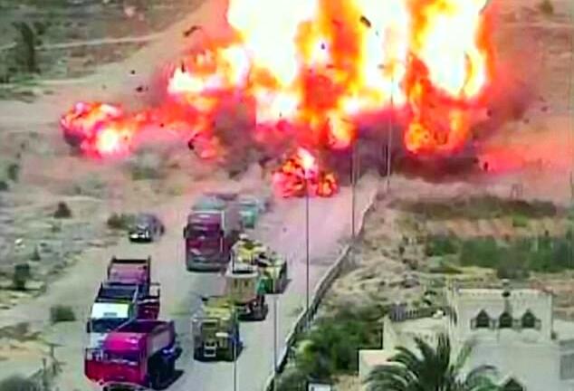 Video: Kíp lái xe tăng dũng cảm cán nát xe bom cứu hơn 50 người thoát chết