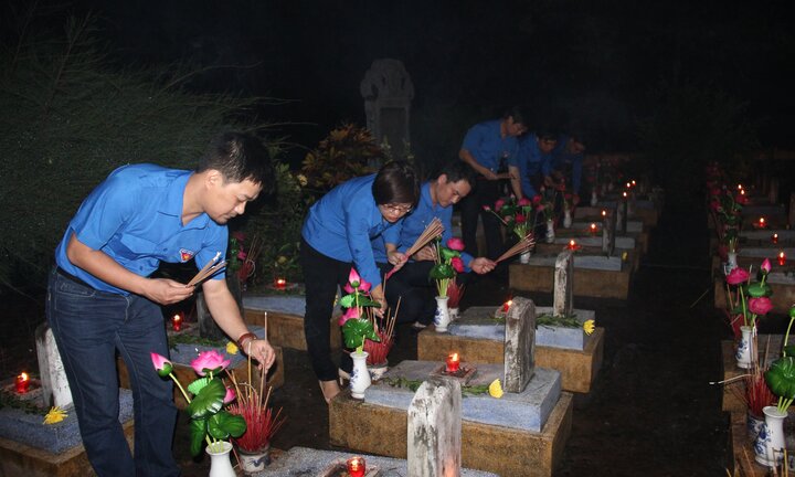 Hàng vạn ngọn nến thắp sáng Nghĩa trang Trường Sơn, sưởi ấm linh hồn các anh hùng liệt sĩ