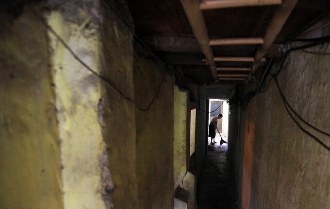 Cận cảnh những con ngõ đi phải khom lưng, chỉ một người chui lọt trong phố cổ Hà Nội