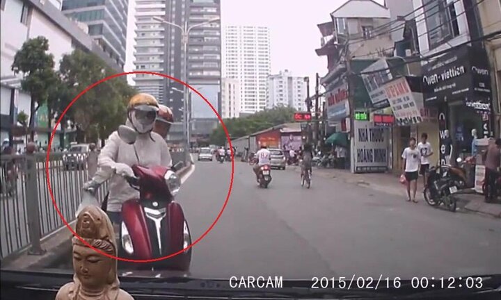 Đi ngược chiều bị tài xế ô tô nhắc nhở, cô gái đáp trả 'đâm chết thì thôi'