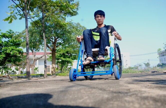 Nghiên cứu xe lăn không cần lăn chạy bằng điện cho người tàn tật