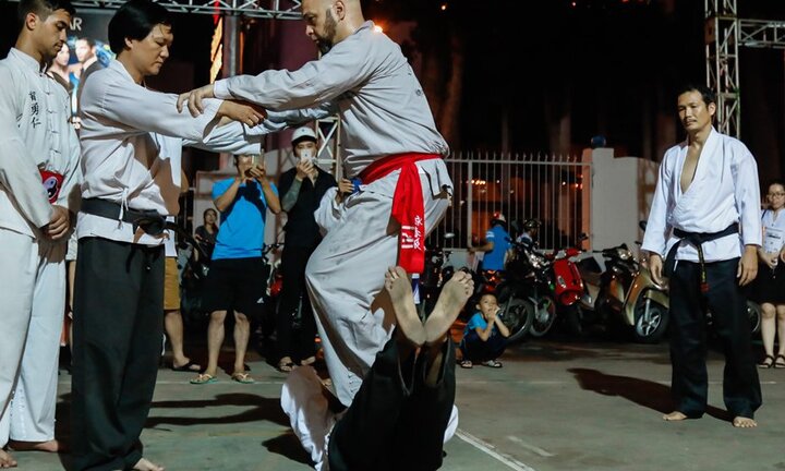 Video: Flores dùng cách dị để thử nội công Chưởng môn Cù Mai Công