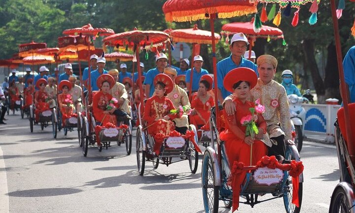 Ấn tượng màn rước dâu bằng xích lô ở đám cưới tập thể của công nhân nghèo xứ Huế