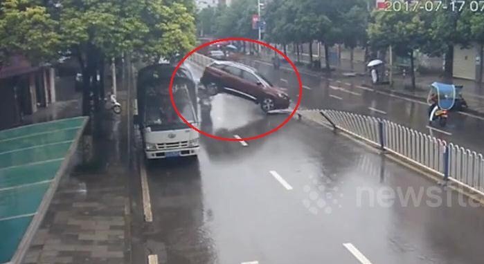 Lùi ô tô bay vèo qua dải phân cách, 'nuốt chửng' 2 người đi xe máy