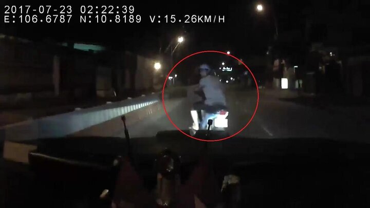 'Ma men' đi xe máy đánh võng trêu ngươi trước đầu ô tô