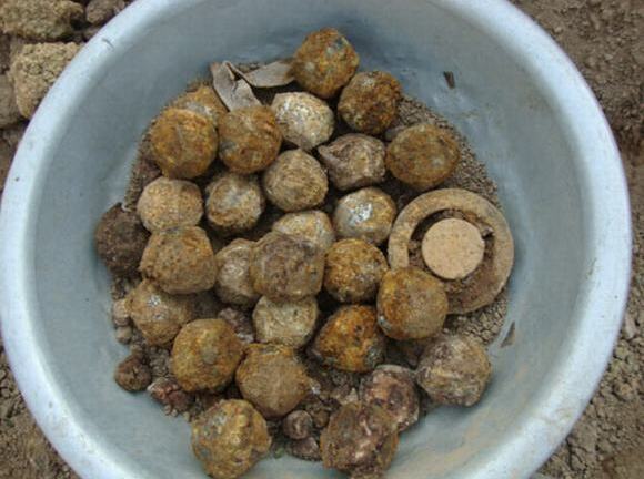 Phát hiện hàng trăm quả bom bi dưới ruộng lúa ở Nghệ An