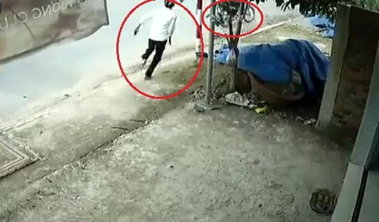 Thanh niên chân trần bất lực đuổi theo kẻ trộm xe máy