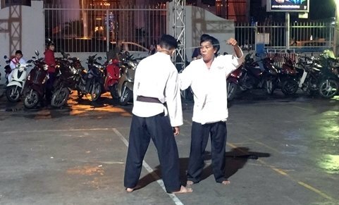 Video: Võ sư Cù Mai Công biểu diễn tuyệt kỹ siết cổ trước mặt Flores