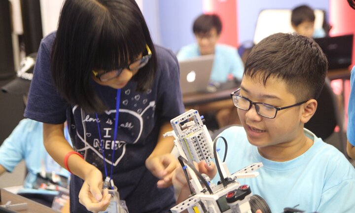 Học sinh Thủ đô trổ tài lắp robot, lập trình phần mềm