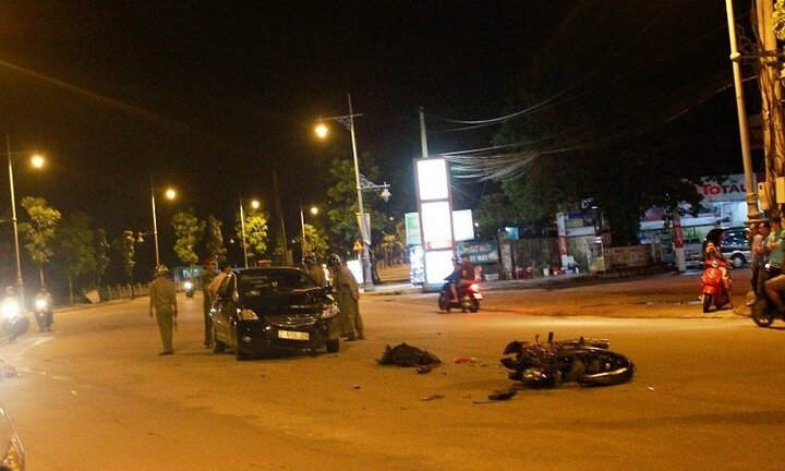 Nam thanh niên phóng xe máy tốc độ cao tông thẳng đầu ô tô