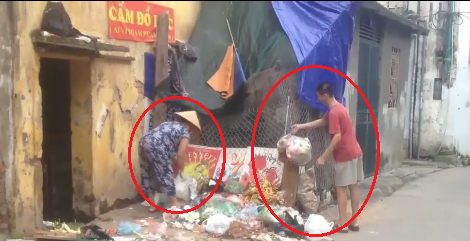 Video: Tận mắt thấy những kẻ hàng xóm bất nhân vứt rác vào nhà người đàn ông tâm thần ở Hà Nội