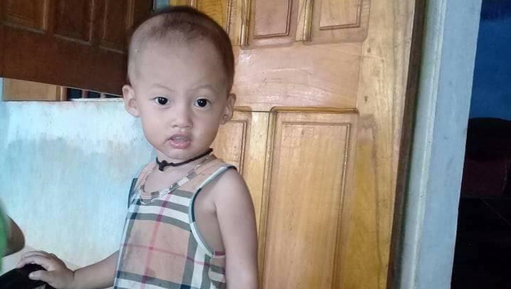 Bé trai hơn 2 tuổi mất tích bí ẩn khi đang chơi trong sân nhà