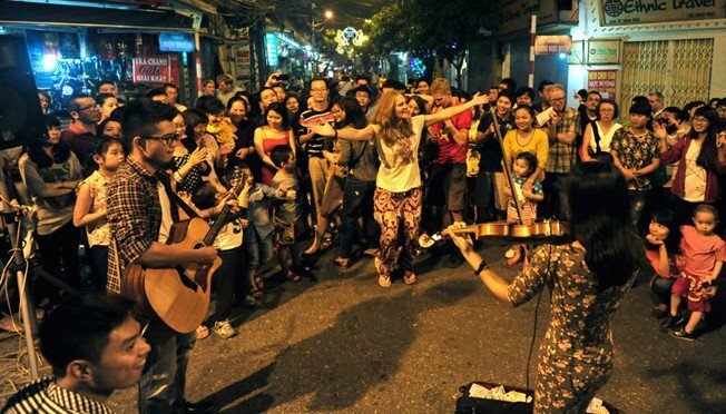 Mẹ cậu bé kéo đàn trên phố đi bộ nhận sai: Lãnh đạo công an quận Hoàn Kiếm nói gì?