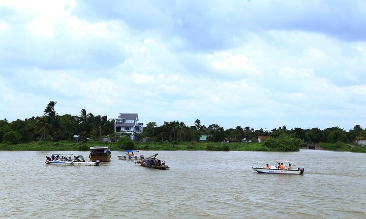 Sà lan đâm tàu chở cát khiến 2 mẹ con mất tích: Tài công đau bụng nhờ người khác lái giúp