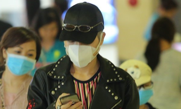 Video: Đức Phúc che kín mặt tại sân bay, nhất quyết không để lộ nhan sắc