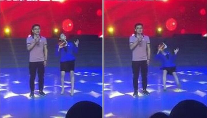 Đang dẫn chương trình, nữ MC đột ngột ngã ngửa trên sân khấu