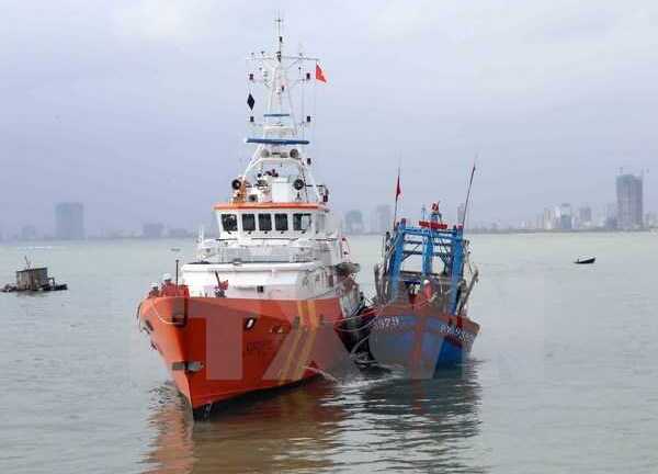 Lai dắt tàu cá và 17 ngư dân gặp nạn trên biển vào đất liền