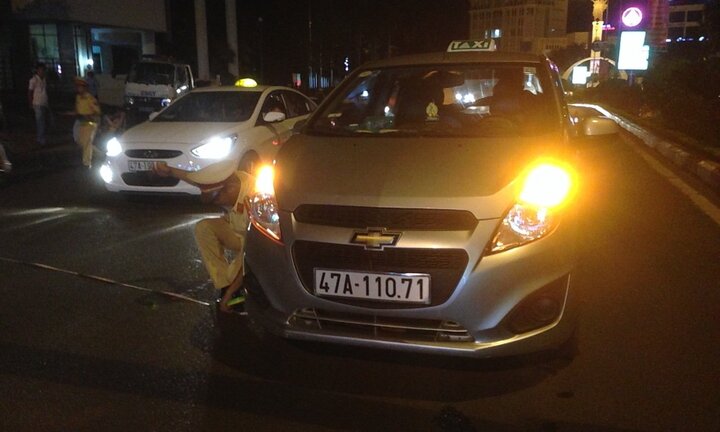 Video: Tài xế taxi Mai Linh lao xe tông người đàn ông sau va chạm giao thông