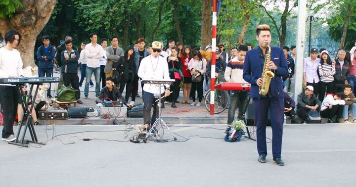 Cậu bé kéo đàn bị truy giấy phép trên phố đi bộ: Quy định biểu diễn thế nào?